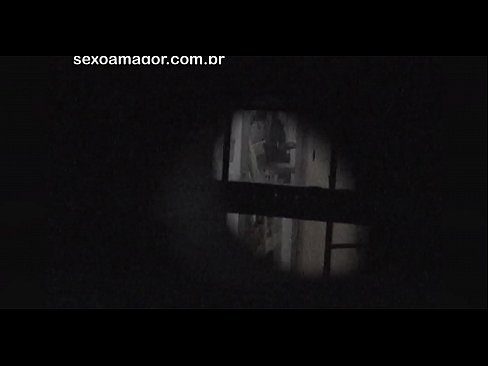❤️ Blondie wird heimlich von einem Voyeur aus der Nachbarschaft gefilmt, der sich hinter Hohlblocksteinen versteckt ❤❌ Porno bei uns ❌️